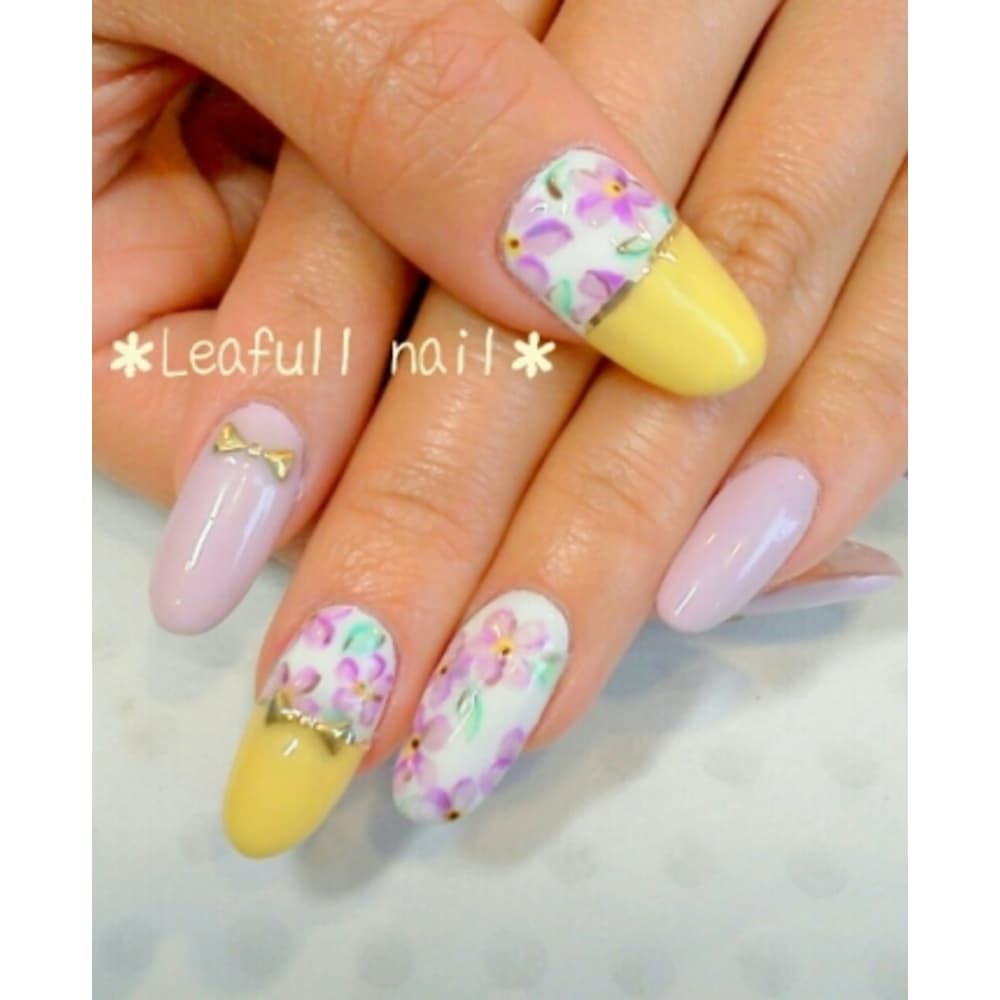 イエロー ラベンダーカラーのフラワーペイントネイル Leafull Nail リーフルネイル のネイルデザイン ネイル まつげサロンを予約するなら楽天ビューティ