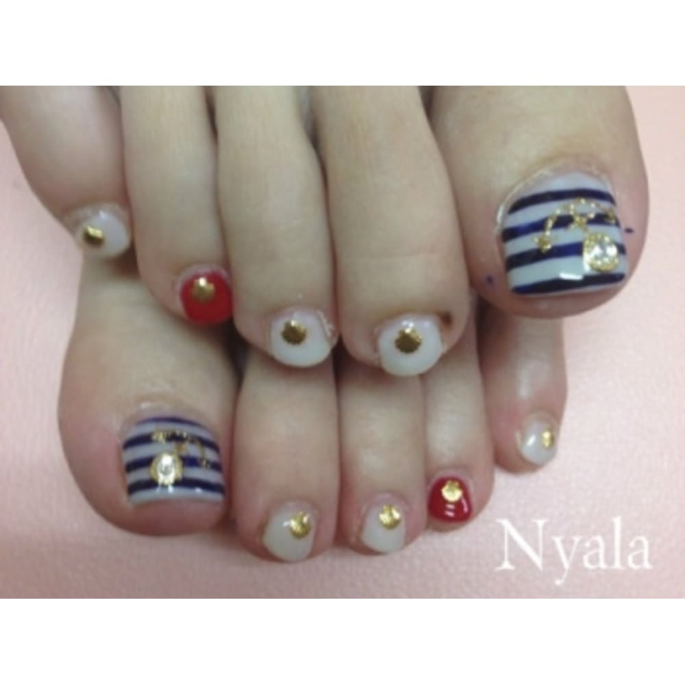 マリンテイストのフットネイル Nailsalon Nyalaニアラのネイル