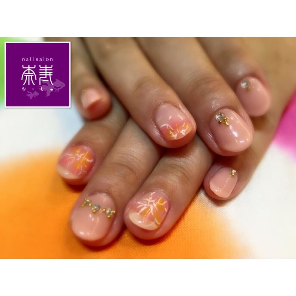 シンプル派さんにも人気のニュアンスフラワー 奈寿 ナージュ のネイルデザイン ネイル まつげサロンを予約するなら楽天ビューティ