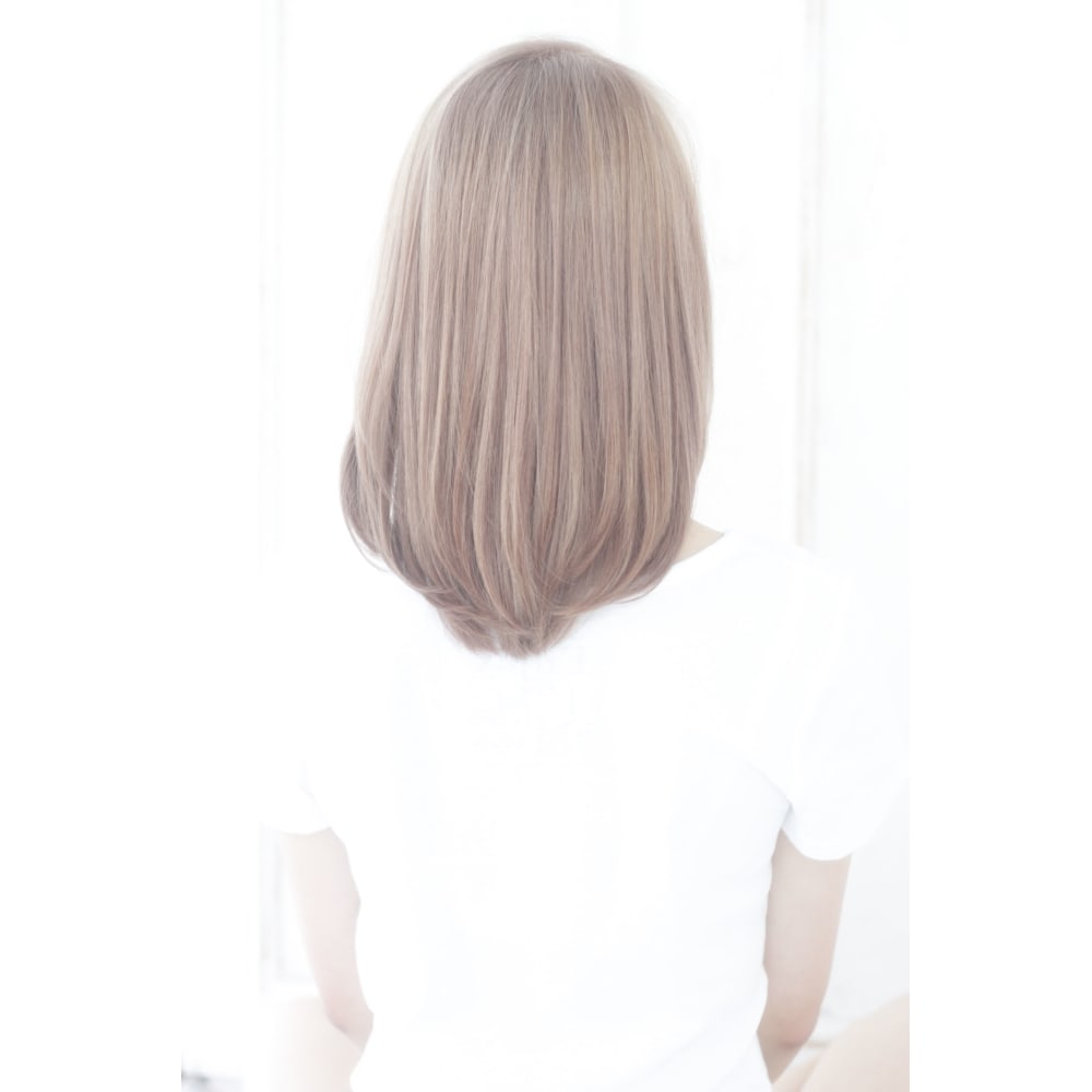 ハイトーンのホワイティアッシュのミディアム Alice By Afloat アリスバイアフロート のヘアスタイル 美容院 美容室を予約するなら楽天ビューティ