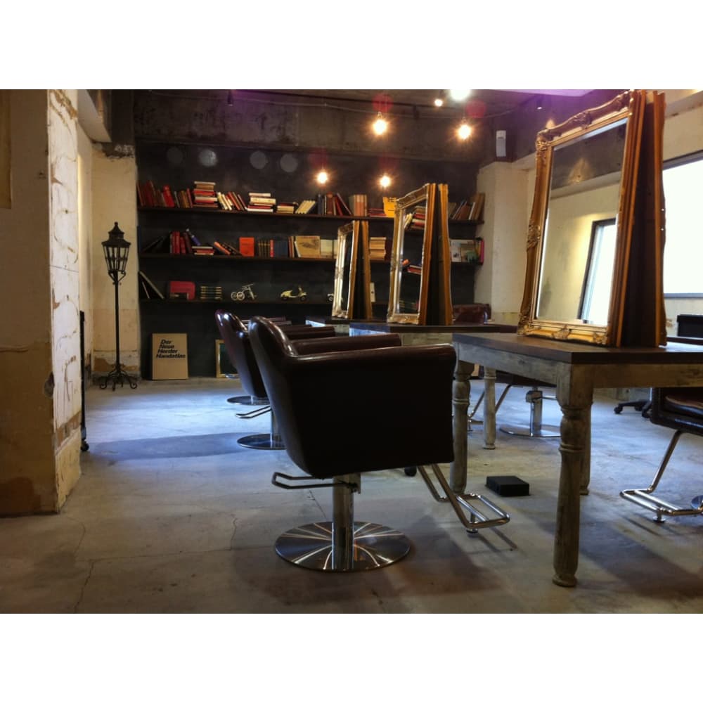 国分寺 アンティーク家具のカフェ風空間 天井が高くセット面も広々ゆったりで開放的な Roity Roity ロイティ のこだわり特集 美容院 美容室を予約するなら楽天ビューティ