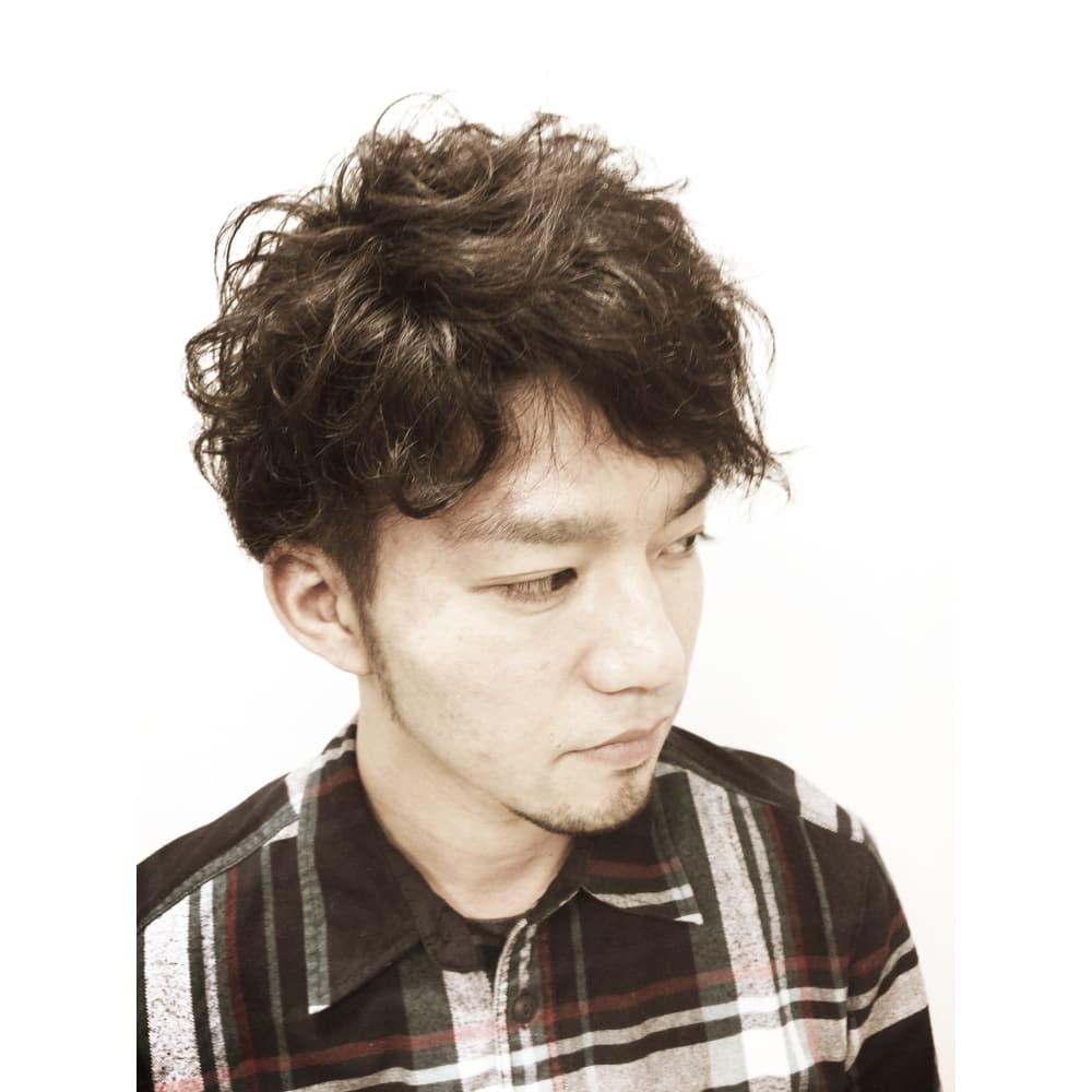 前髪に少し長さを残したmen Sパーマスタイル Voice Hair ヴォイス のヘアスタイル 美容院 美容室を予約するなら楽天ビューティ