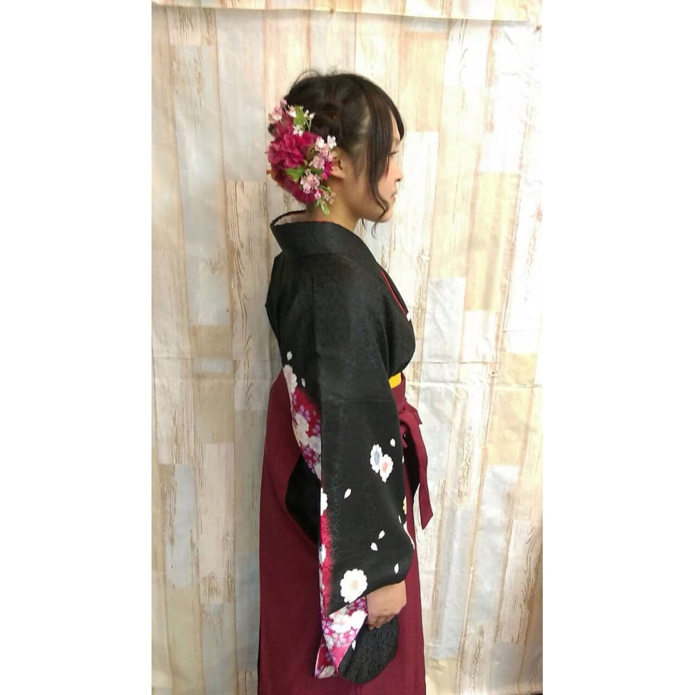 卒業式 編み込み袴スタイル 黒髪に映える鮮やか花飾り Felicita