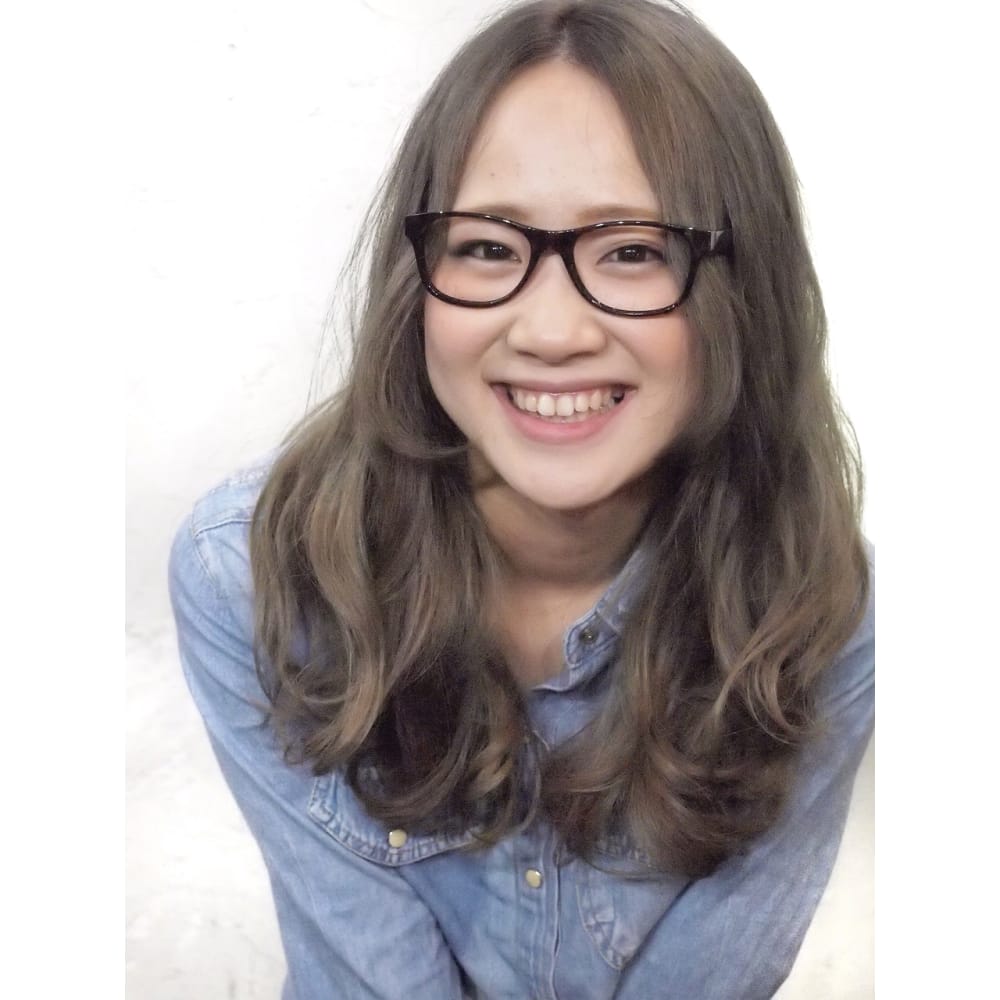 メガネ女子のふわふわロング 透け感アッシュベージュ Felicita Hair Design 緑地公園店 フェリシータ のヘアスタイル 美容院 美容室を予約するなら楽天ビューティ