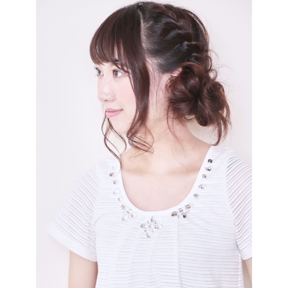 ゆる編み込みのサイドアップスタイル 巣鴨店 美容室 コミュニティサロン と和 美髪 巣鴨店 ビヨウシツ コミュニティサロントワ ビガミ スガモテン のヘアスタイル 美容院 美容室を予約するなら楽天ビューティ