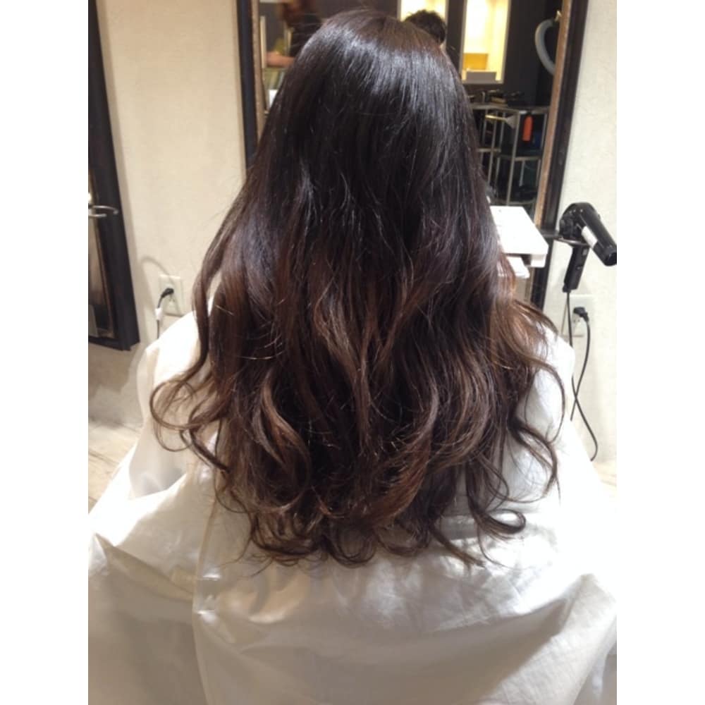 アッシュ系ナチュラルグラデーションカラー ロングゆるふわ巻き Trico 心斎橋店 トリコ のヘアスタイル 美容院 美容室を予約するなら楽天ビューティ