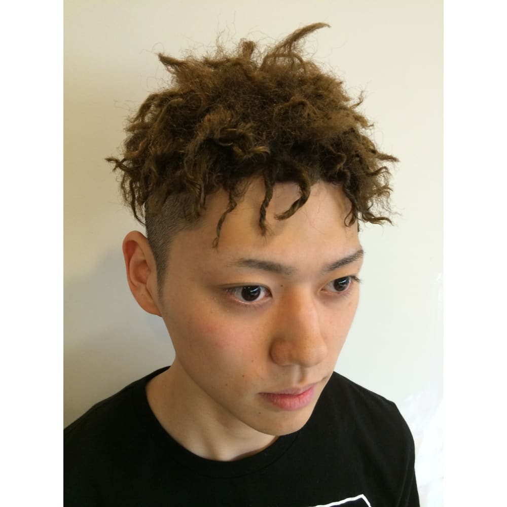 ツーブロック ツイストパーマ Capelli Malena カペリマレーナ のヘアスタイル 美容院 美容室を予約するなら楽天ビューティ