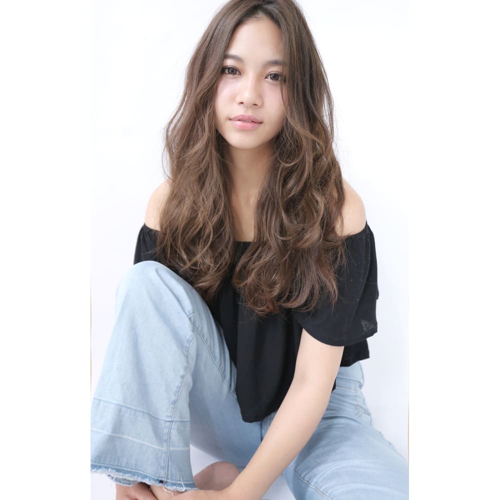Inity ブルージュカラーでトレンド感のあるロングヘア Inity アイニティ のヘアスタイル 美容院 美容室を予約するなら楽天ビューティ