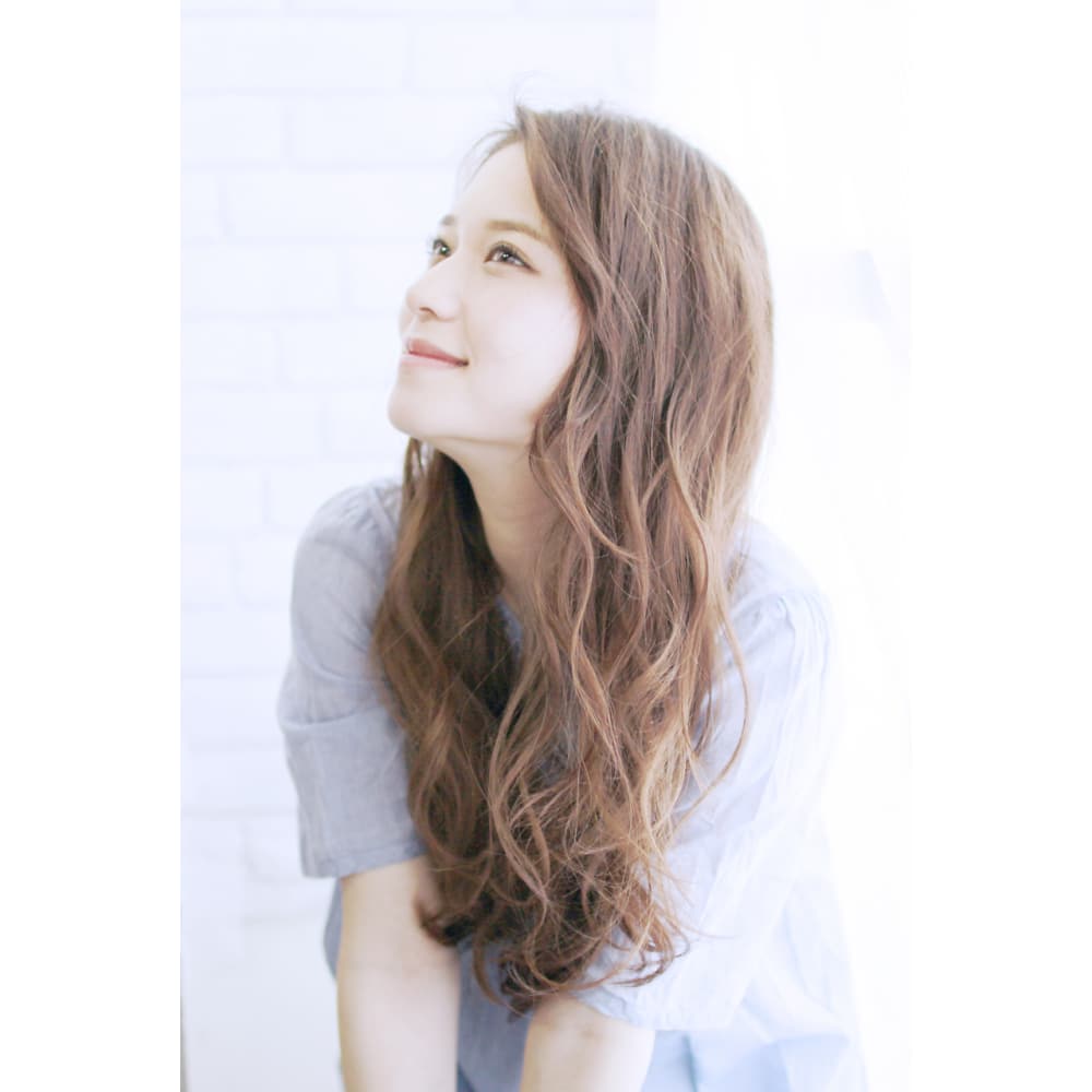 ナチュラル質感のウェービーロング Jo Ji ジョージ のヘアスタイル 美容院 美容室を予約するなら楽天ビューティ