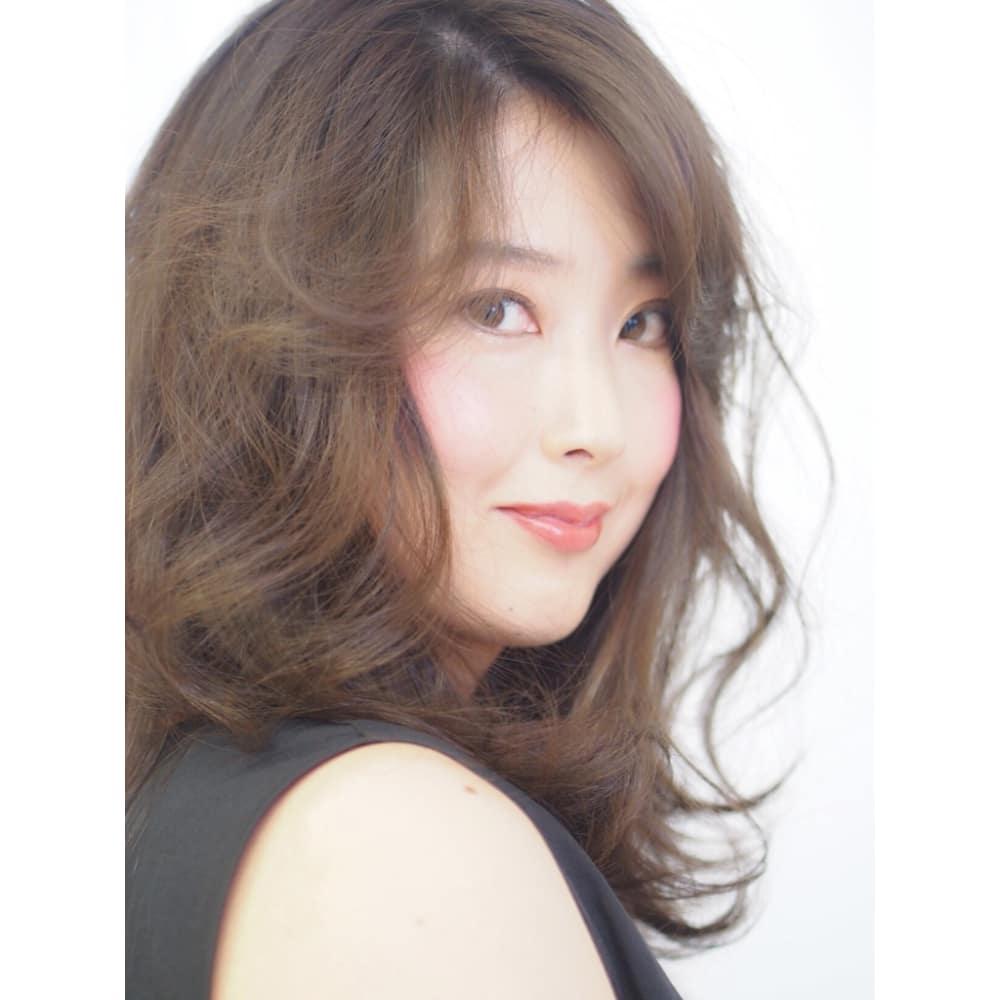 大人の髪型 ゆる巻ミディアム センターパート Lourdes Hair Design 大人の髪型 ゆる巻ミディアム センターパート Lourdes Hair Design