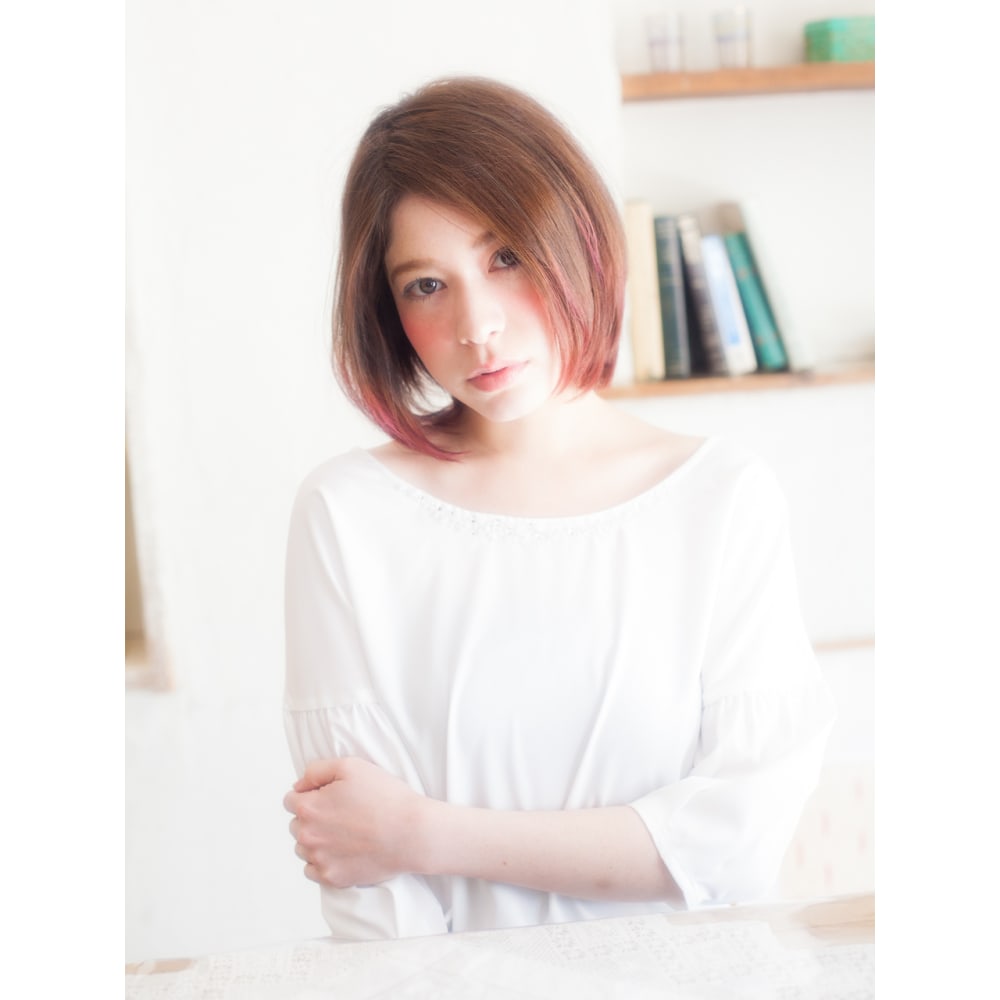 毛先のピンクがアクセント 可愛いショートボブ ｄｉｔａ ディータ のヘアスタイル 美容院 美容室を予約するなら楽天ビューティ