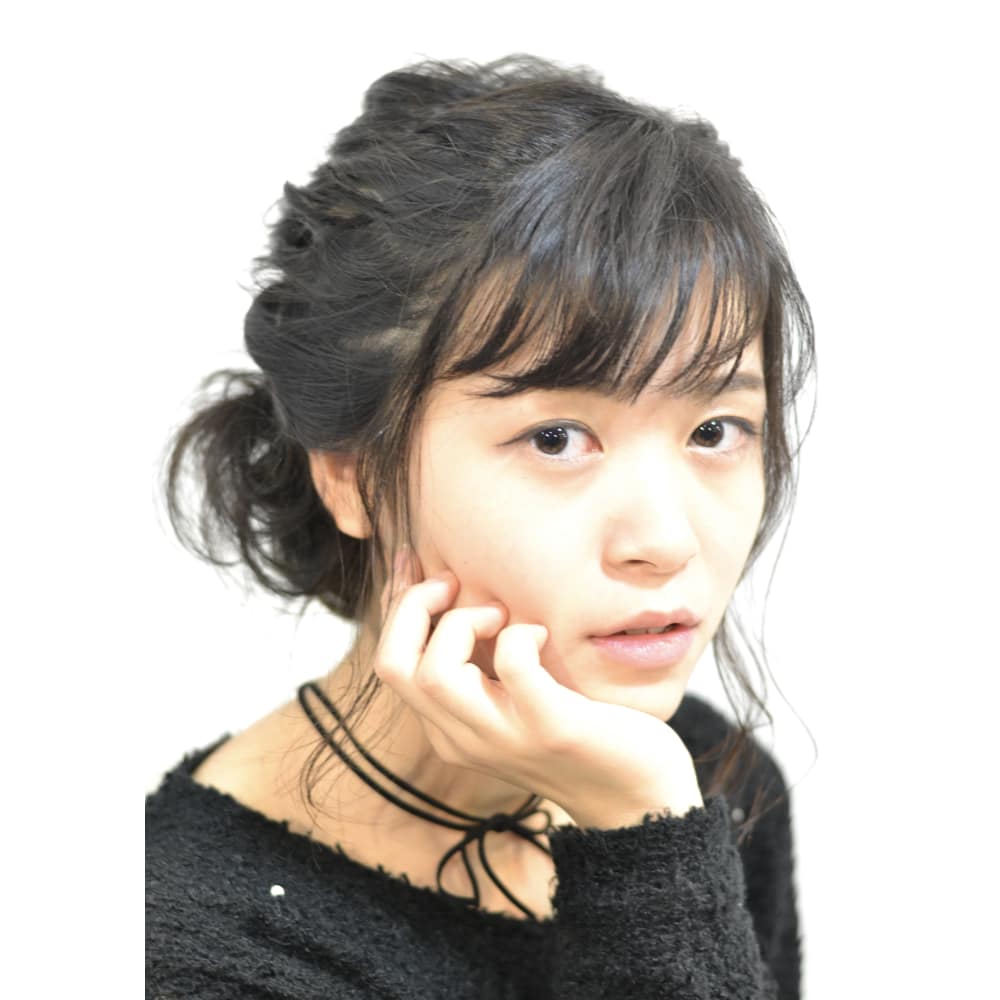 ツイストシニヨン Realce レアルセ のヘアスタイル 美容院 美容室を予約するなら楽天ビューティ