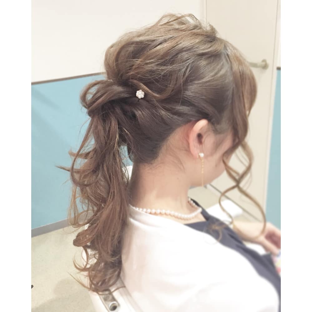 カジュアルポニー ブライダルにも Hair Make Up Roquat Salon ヘアアンドメイクアップロカットサロン のヘアスタイル 美容院 美容室を予約するなら楽天ビューティ