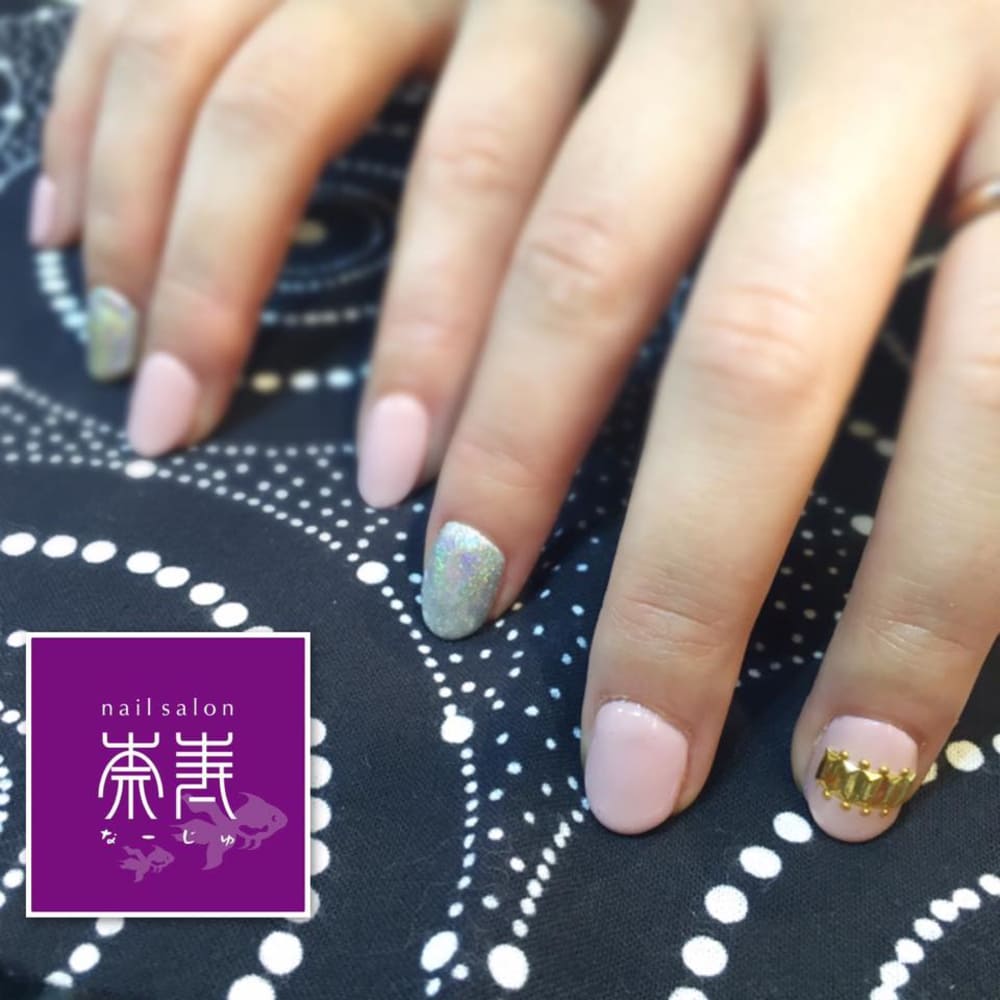 ピンク シルバー ワンカラー スタッズの置き方がポイント 奈寿 ナージュ のネイルデザイン ネイル まつげサロンを予約するなら楽天ビューティ