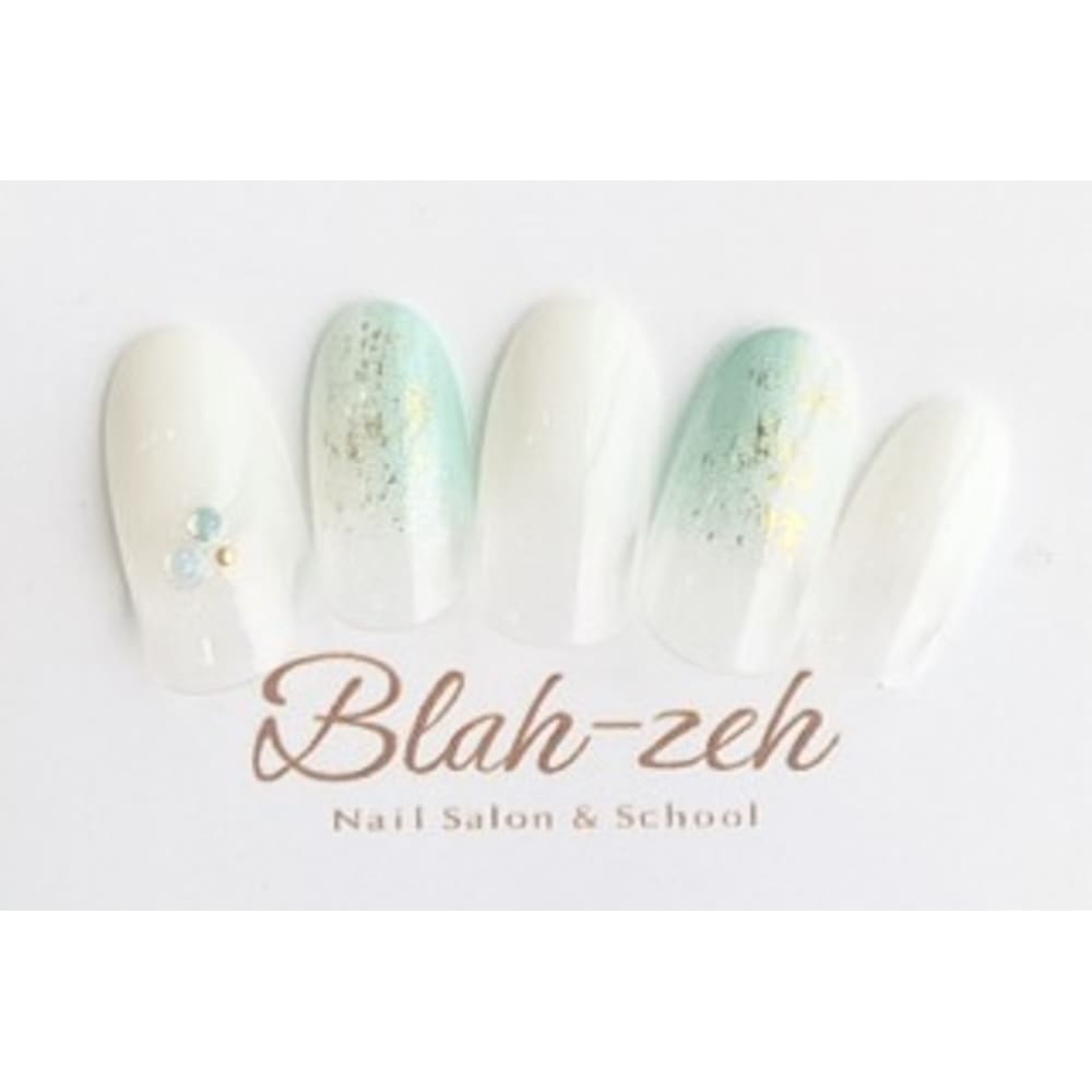 縦グラデーション ホイルネイル Blah Zeh ブラゼ のネイルデザイン ネイル まつげサロンを予約するなら楽天ビューティ