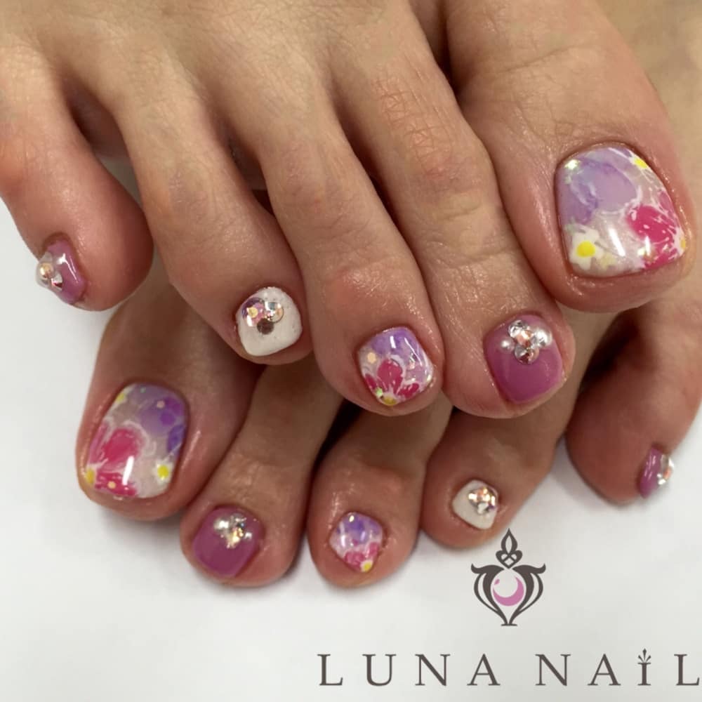 フラワーフットネイル Luna Nail ルナネイル のネイルデザイン ネイル まつげサロンを予約するなら楽天ビューティ