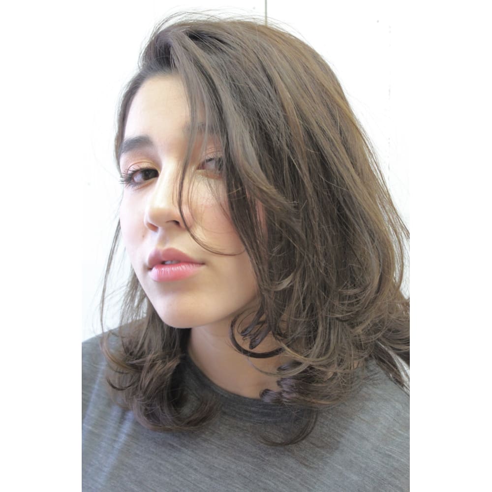 Collina 代官山 グレージュカラーのミディアムヘア Collina コリーナ のヘアスタイル 美容院 美容室を予約するなら楽天ビューティ