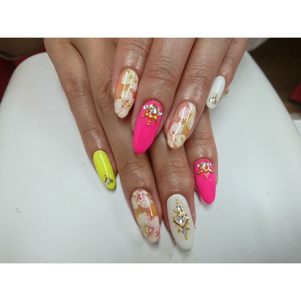 フラワーネイル ネオンカラー Nail Salon Coco ココ のネイルデザイン ネイル まつげサロンを予約するなら楽天ビューティ