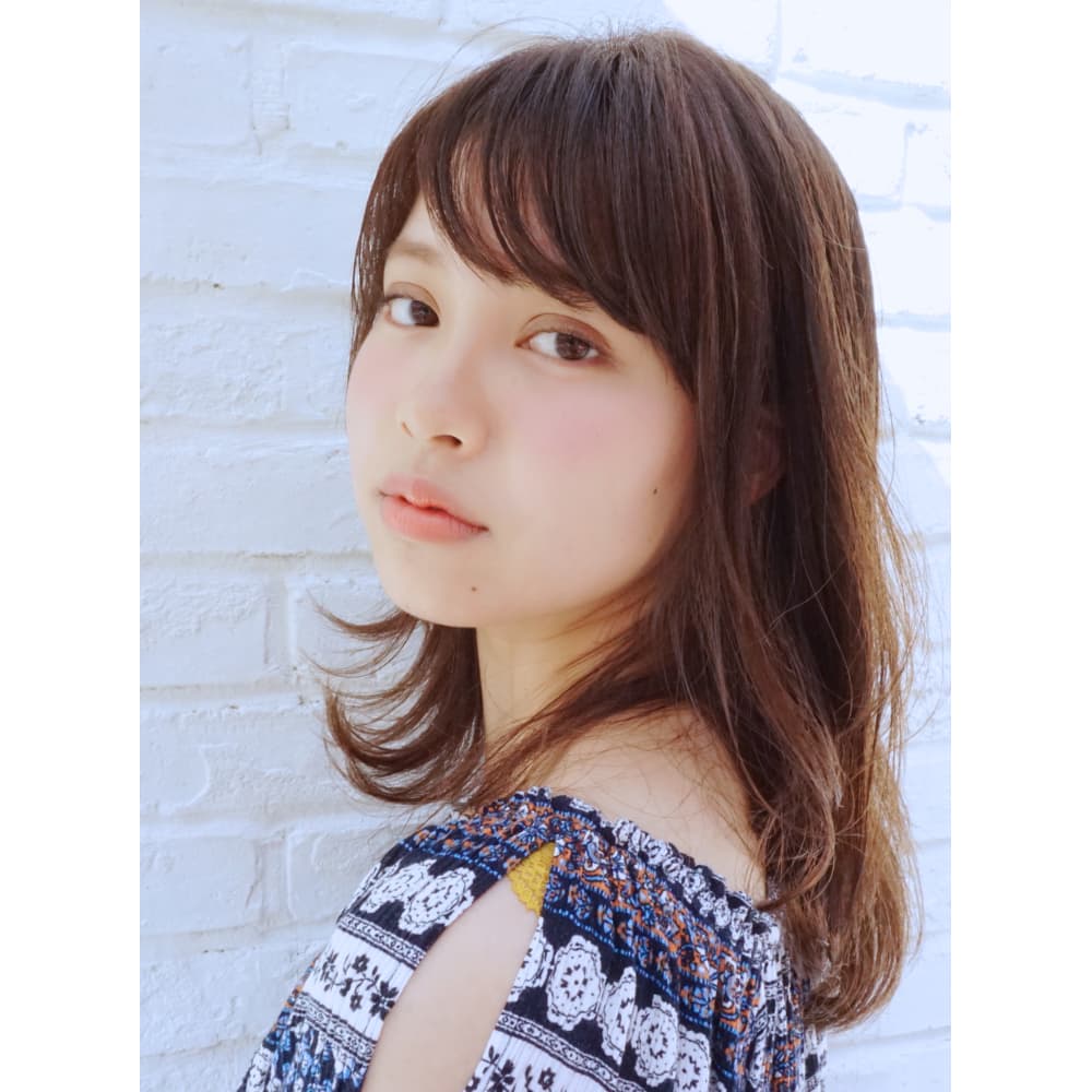 軽めの大人レイヤーミディアム The Goeswell Hair ザゴズウェルヘア のヘアスタイル 美容院 美容室を予約するなら楽天ビューティ