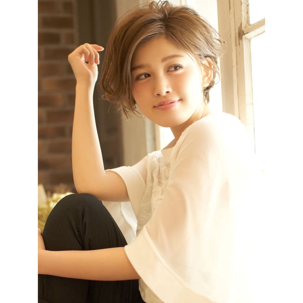 ソフトアシンメトリーな耳かけ無造作ショートで大人可愛く Bekku Hair Salon ベックヘアサロン のヘアスタイル 美容院 美容室を予約するなら楽天ビューティ