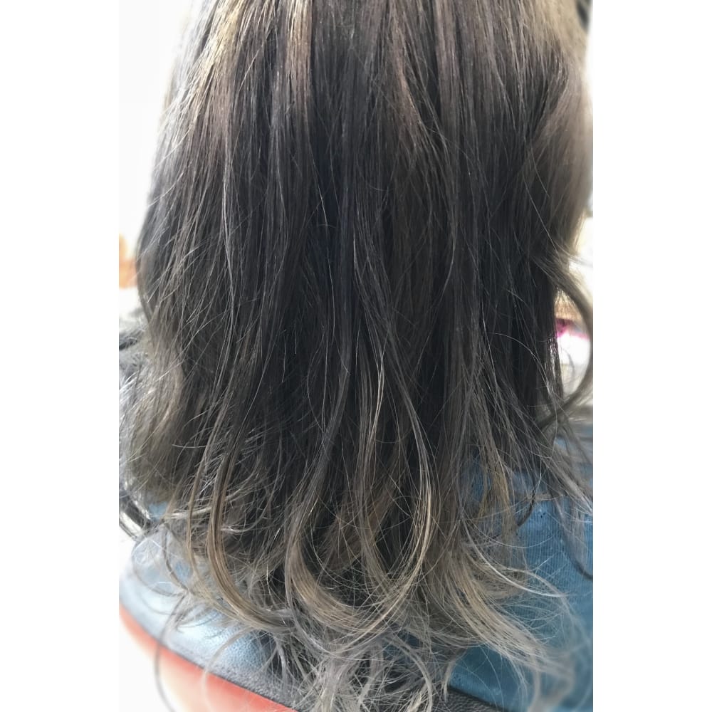 シルバーブルーのグラデーション Astilbe By8piece アスチルベバイエイトピース のヘアスタイル 美容院 美容室を予約するなら楽天ビューティ