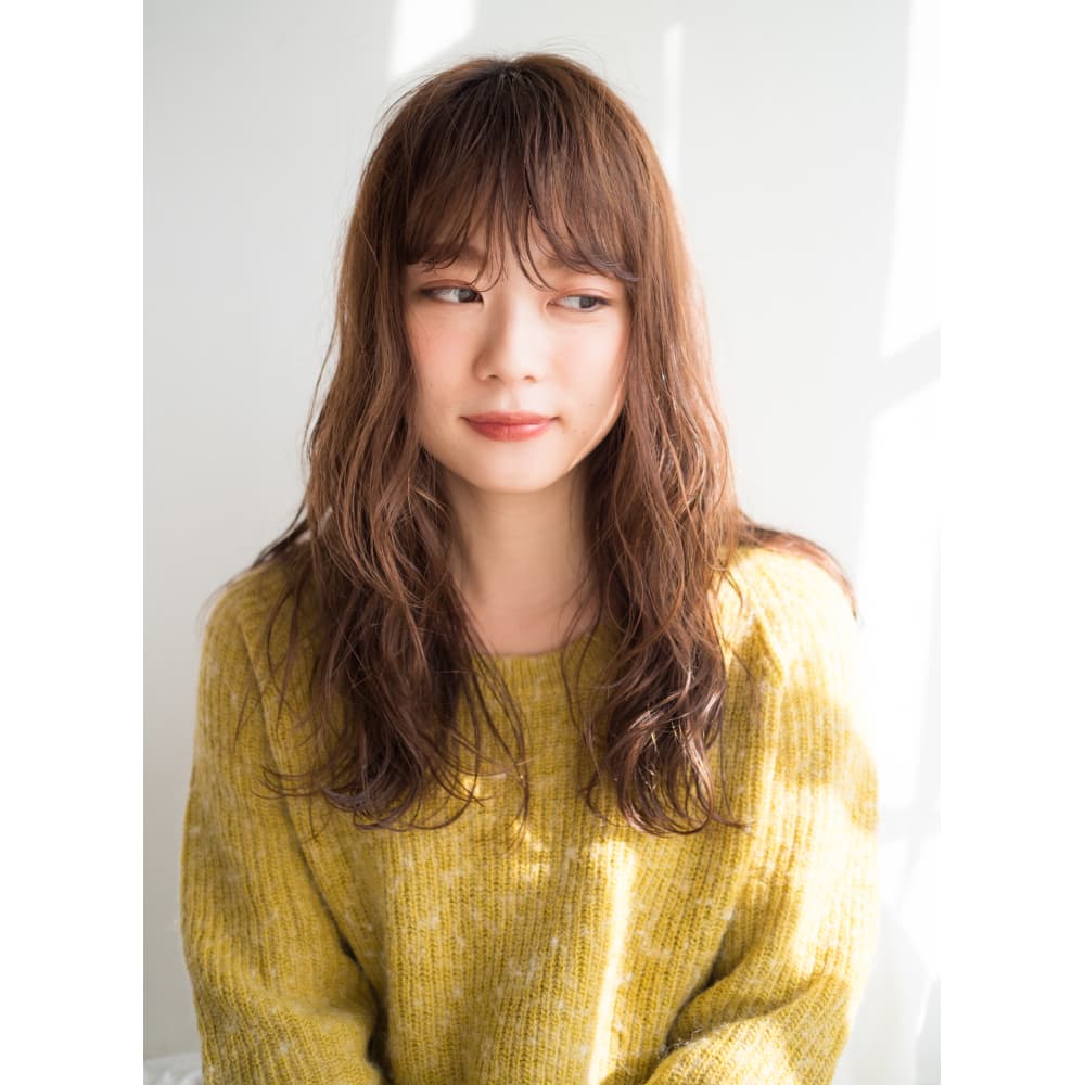 大人っぽくて好感度の高いナチュラルロングのウェーブパーマ Anti アンティ のヘアスタイル 美容院 美容室を予約するなら楽天ビューティ