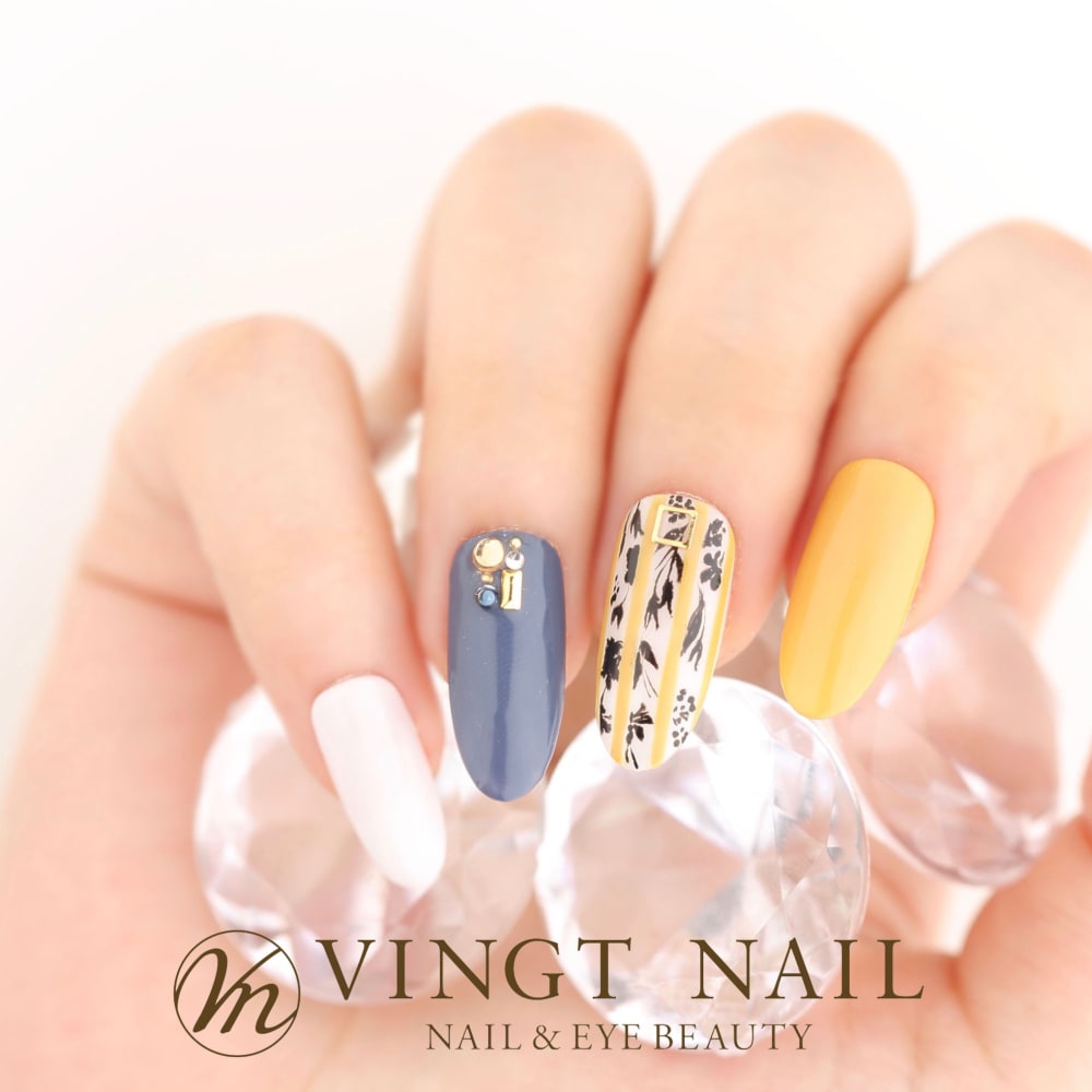 トレンドの落ち着いたシャドーフラワーアートをポイントに Vingt Nail ヴァンネイル のネイルデザイン ネイル まつげサロンを予約するなら楽天ビューティ