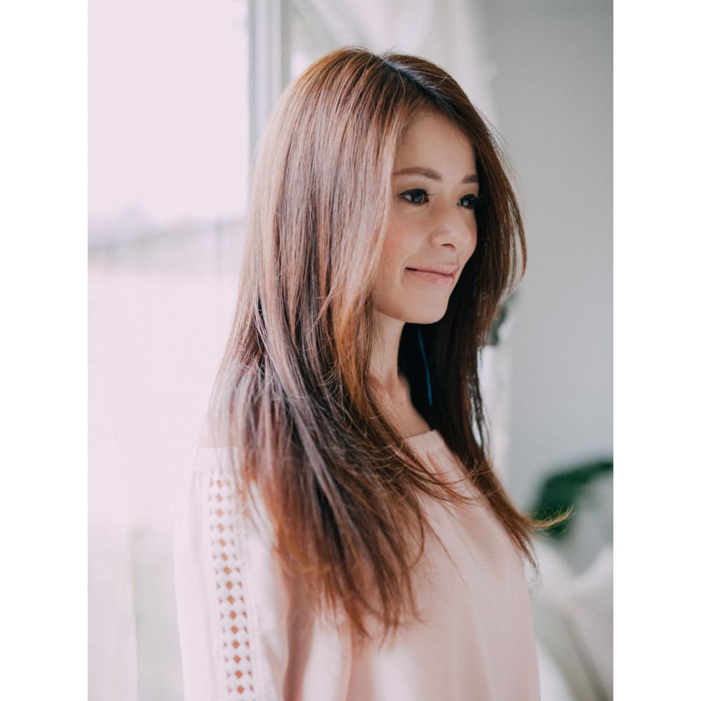 斜めバングで大人綺麗なストレートロング 押上 美容院 Vita オシアゲ ビヨウイン ヴィータ のヘアスタイル 美容院 美容室を予約するなら楽天ビューティ