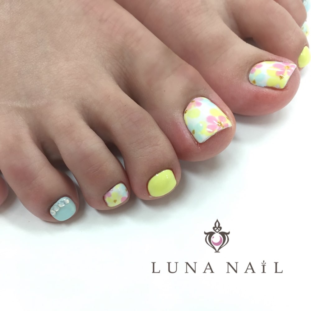 パステルフットネイル Luna Nail ルナネイル のネイルデザイン ネイル まつげサロンを予約するなら楽天ビューティ