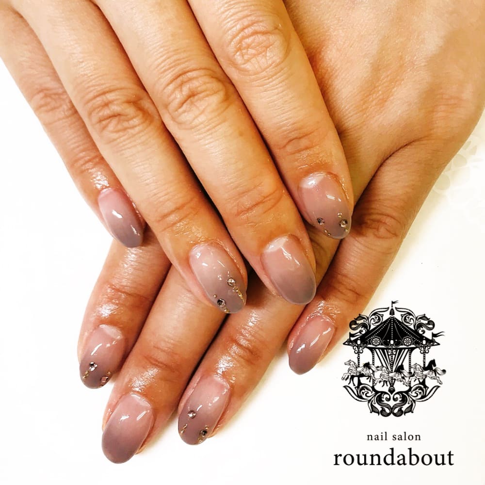 大人のグレージュカラー Nailsalon Roundabout ネイルサロンラウンドアバウト のネイルデザイン ネイル まつげサロンを予約するなら楽天ビューティ