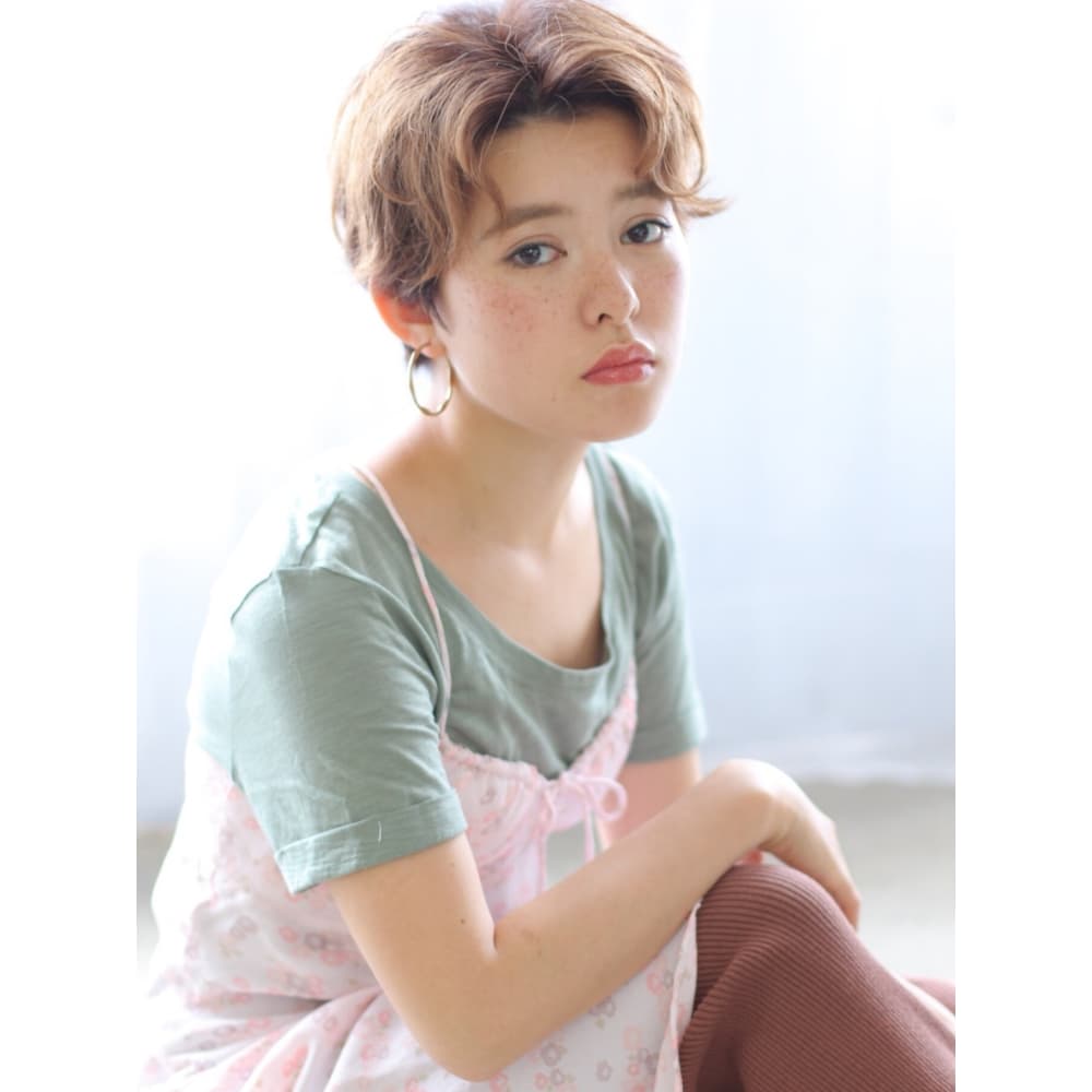 センターパートのジェンダーレスショートヘア Hair Resort Bouquet ヘアリゾートブーケ のヘアスタイル 美容院 美容室を予約するなら楽天ビューティ