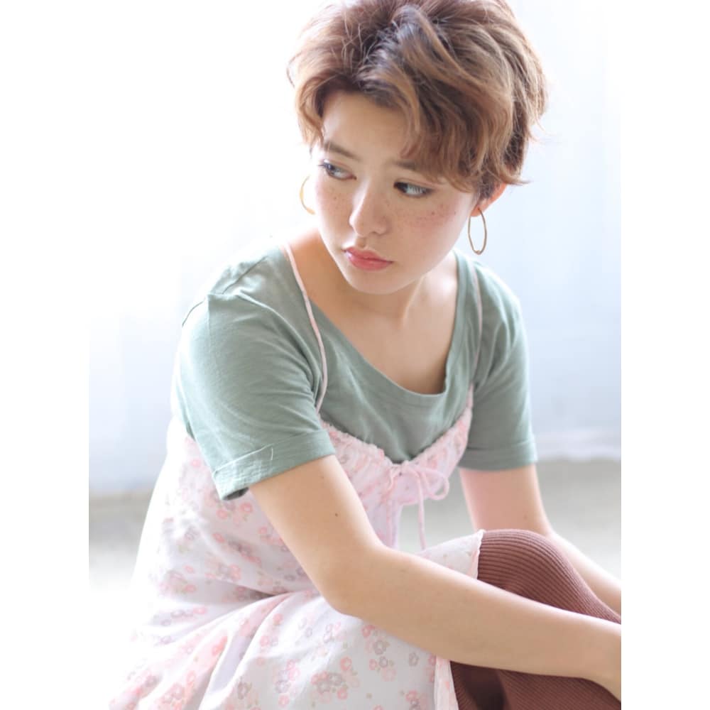 センターパートのジェンダーレスショートヘア Hair Resort Bouquet ヘアリゾートブーケ のヘアスタイル 美容院 美容室を予約するなら楽天ビューティ