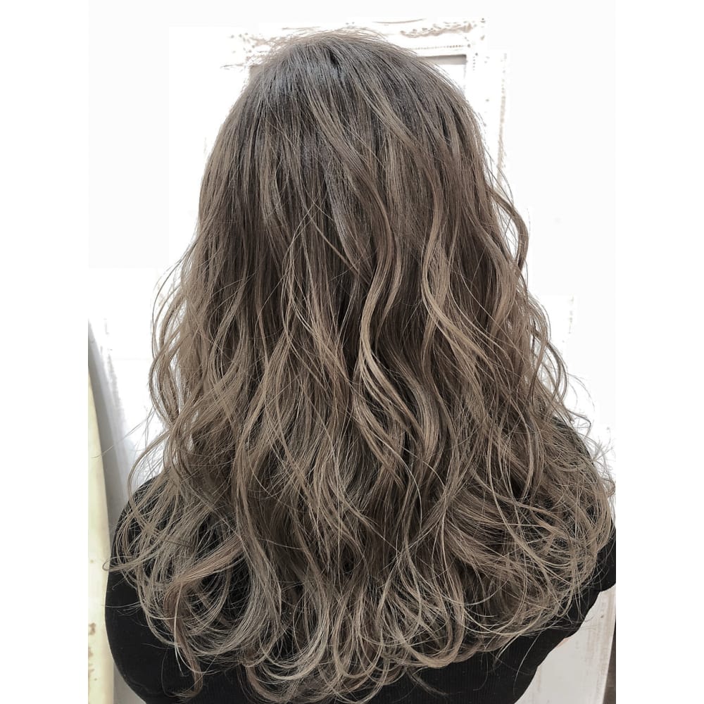 Ainm グレージュ ベージュカラー 外国人風 Ainm With Tetote アイナミウィズテトテ のヘアスタイル 美容院 美容室を予約するなら楽天ビューティ