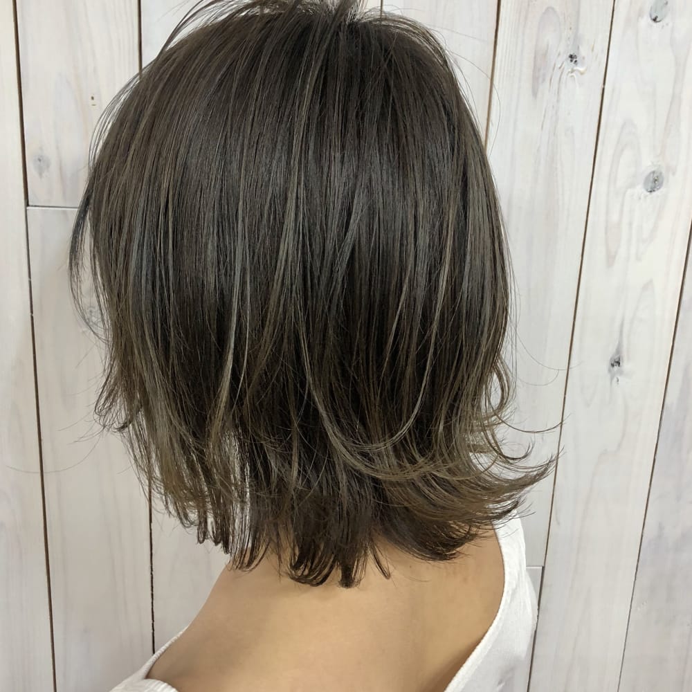 Rowel ハイライト カーキアッシュ 外ハネロブ Rowel ローウェル のヘアスタイル 美容院 美容室を予約するなら楽天ビューティ