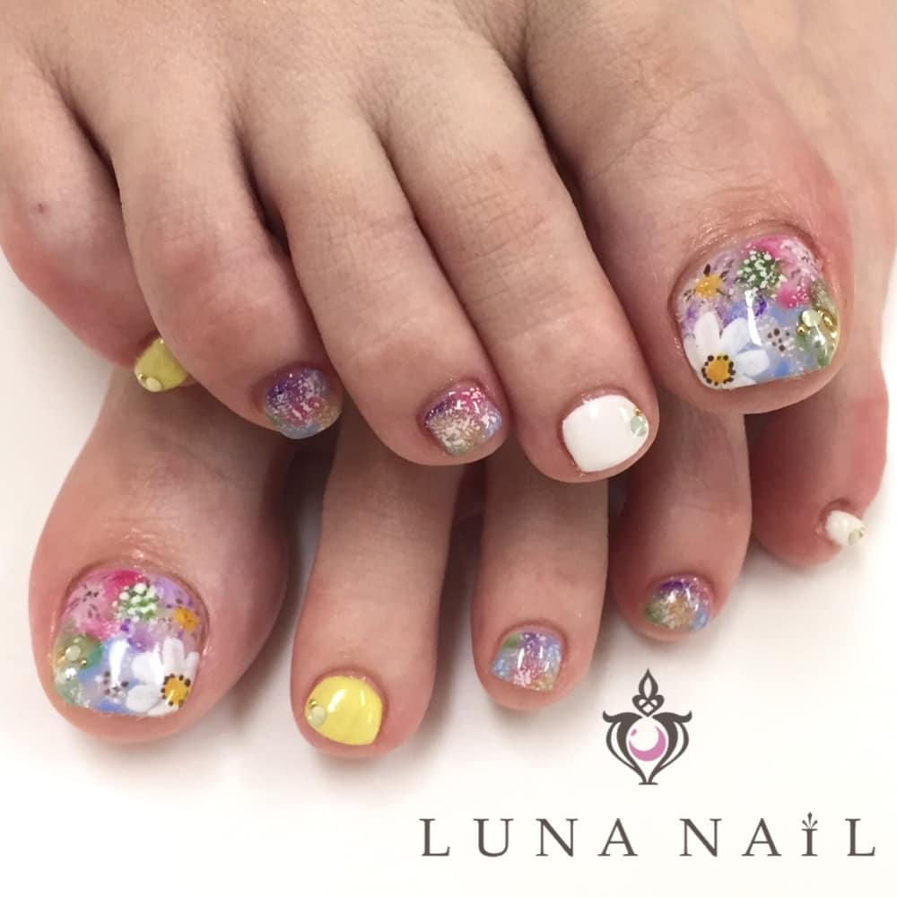 カラフルフラワー フットネイル Luna Nail ルナネイル のネイルデザイン ネイル まつげサロンを予約するなら楽天ビューティ
