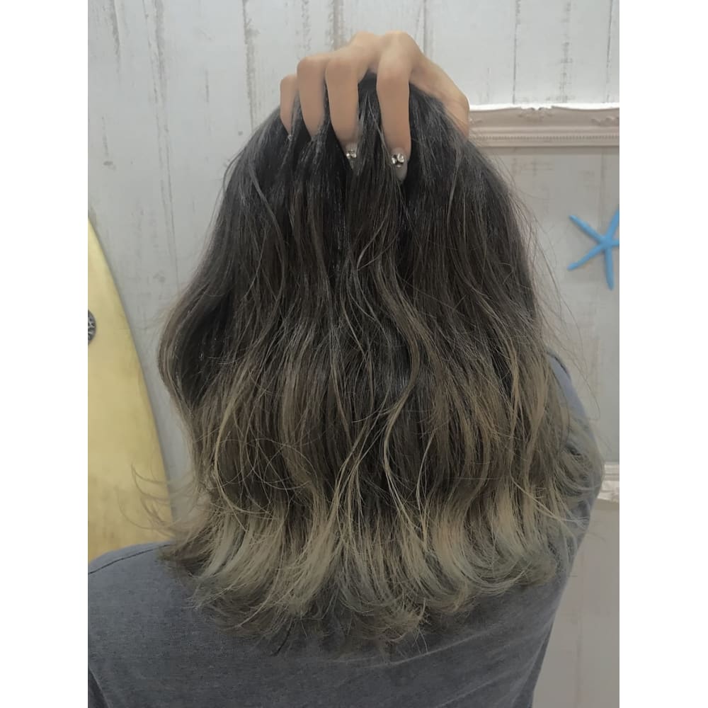 Ainm 外国人風 グラデーションカラー グレージュ Ainm With Tetote アイナミウィズテトテ のヘアスタイル 美容院 美容室を予約するなら楽天ビューティ