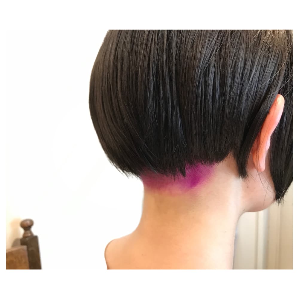 刈り上げピンクのインナーカラー さんかく美容室 サンカクビヨウシツ のヘアスタイル 美容院 美容室を予約するなら楽天ビューティ