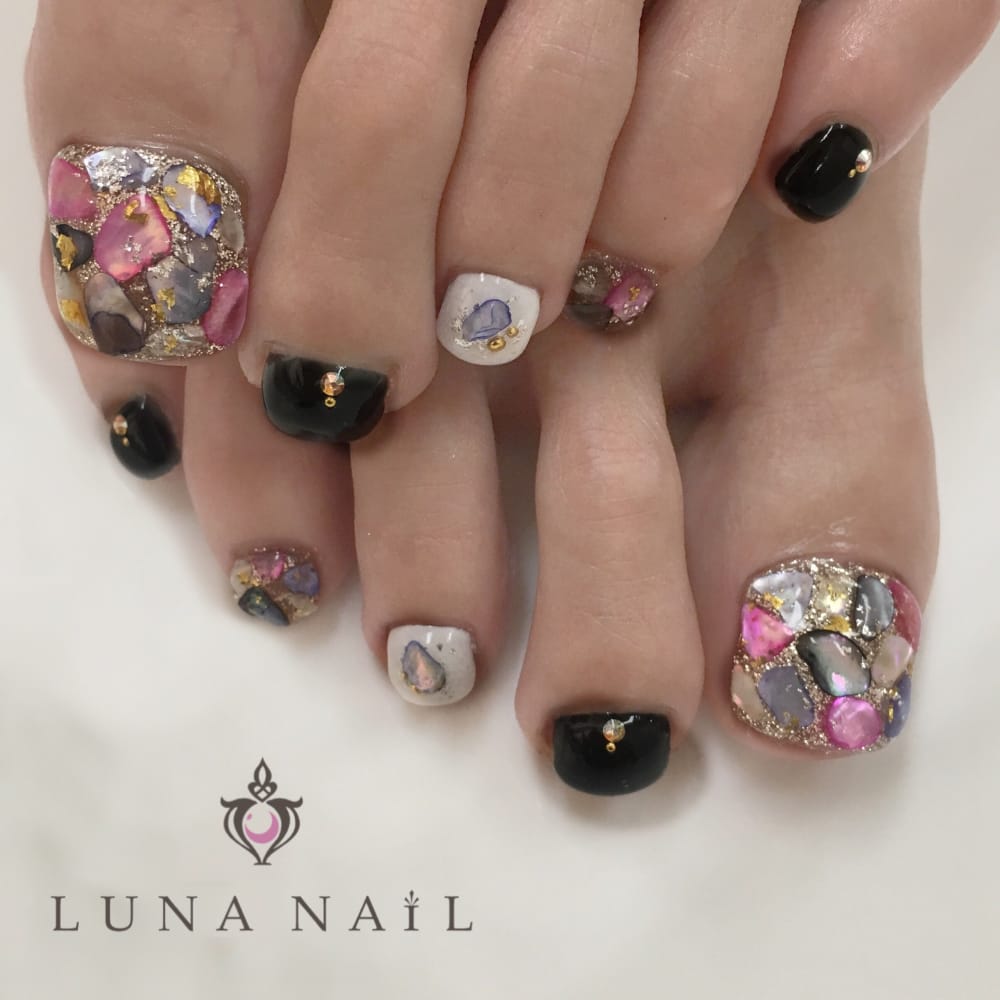 ブラックシェルストーン Luna Nail ルナネイル のネイルデザイン ネイル まつげサロンを予約するなら楽天ビューティ