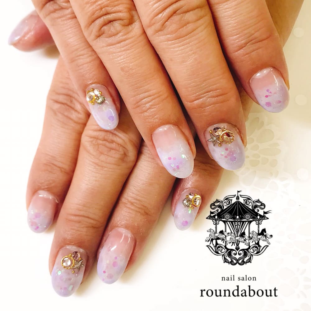 パープルブルーとホワイトのタイダイフレンチ Nailsalon Roundabout ネイルサロンラウンドアバウト のネイルデザイン ネイル まつげサロンを予約するなら楽天ビューティ