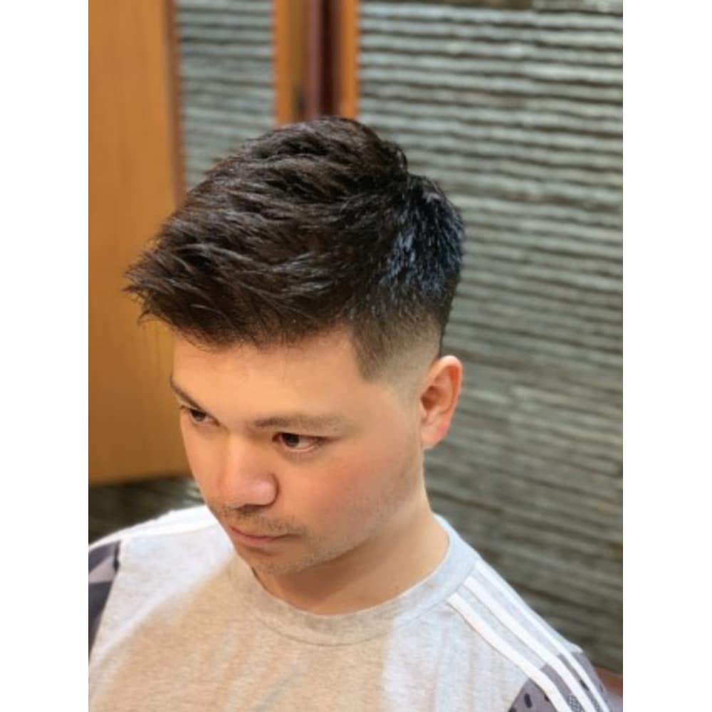 レヴァンドフスキ風アップバングフェード ヘアーモードキクチ 銀座店 ヘアーモードキクチ のヘアスタイル 美容院 美容室を予約するなら楽天ビューティ