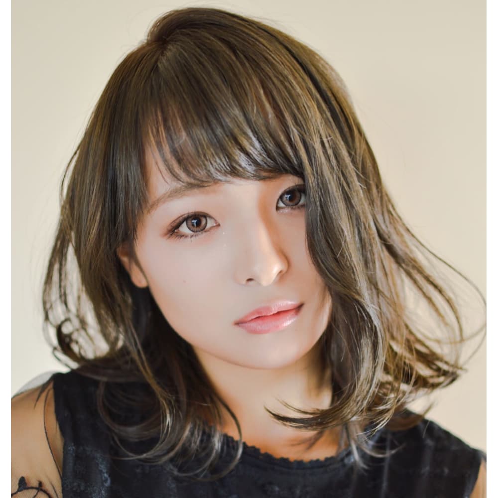 オリーブベージュの抜け感大人ミディアム Another Door アナザードア のヘアスタイル 美容院 美容室を予約するなら楽天ビューティ