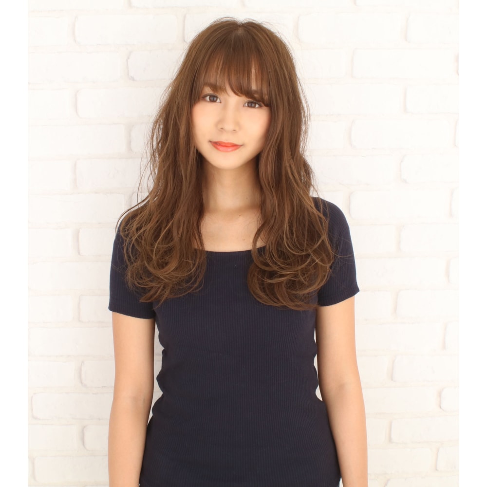 流しバングがかわいいナチュラルカール Noa ノア のヘアスタイル 美容院 美容室を予約するなら楽天ビューティ