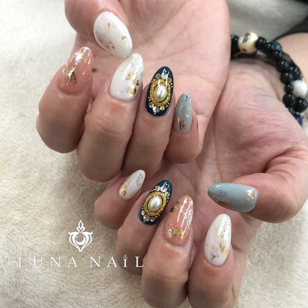 パール 箔ネイル Luna Nail ルナネイル のネイルデザイン ネイル まつげサロンを予約するなら楽天ビューティ