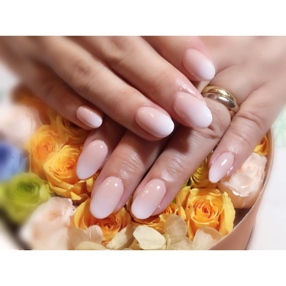 ジェルネイルカラーリング 薔薇の花びら本のブルガリアンローズオイルが入っています Nail Rei ネイルレイ のこだわり特集 ネイル まつげサロンを予約するなら楽天ビューティ