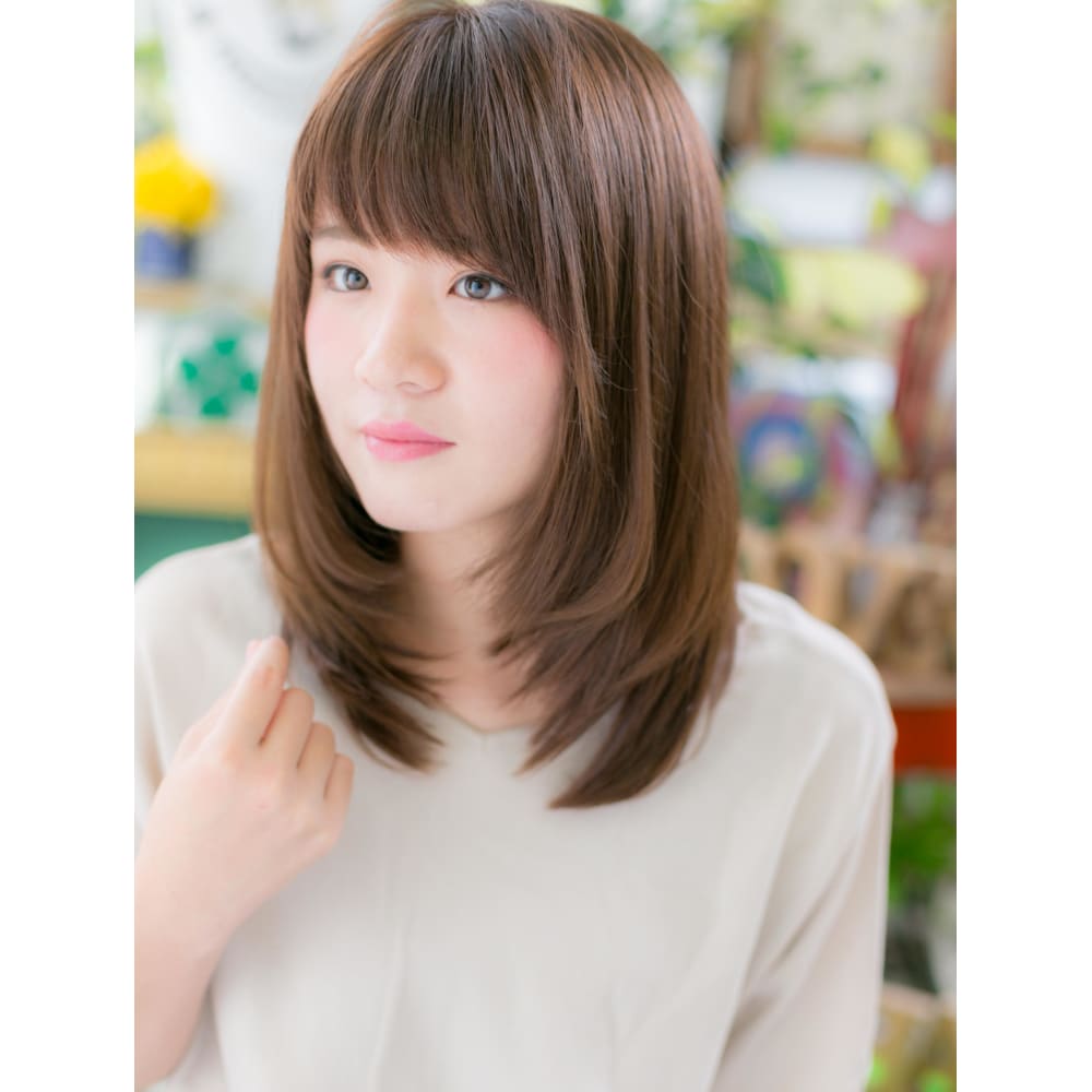 斜めバングのミディアムストレート フェミニンストレート Cover Hair Bliss 大宮西口店 カバーヘアブリス オオミヤニシグチテン の ヘアスタイル 美容院 美容室を予約するなら楽天ビューティ