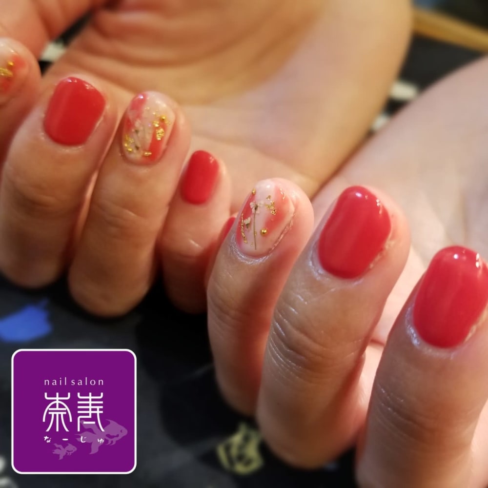 ジューシーレッド ドライフラワー 奈寿 ナージュ のネイルデザイン ネイル まつげサロンを予約するなら楽天ビューティ