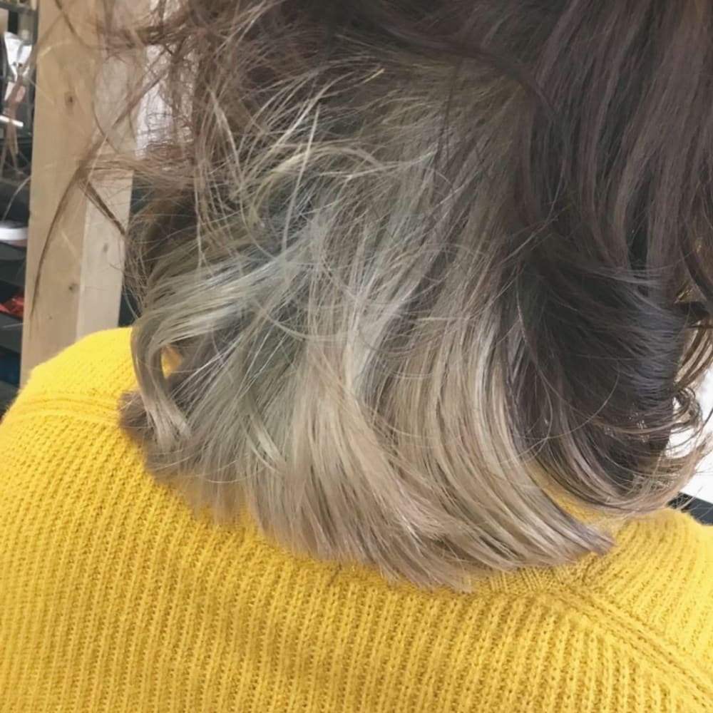 アッシュカラーにシルバーカラーのインナーカラー Hair Jubilee ヘアージュビリー のヘアスタイル 美容院 美容室を予約するなら楽天ビューティ