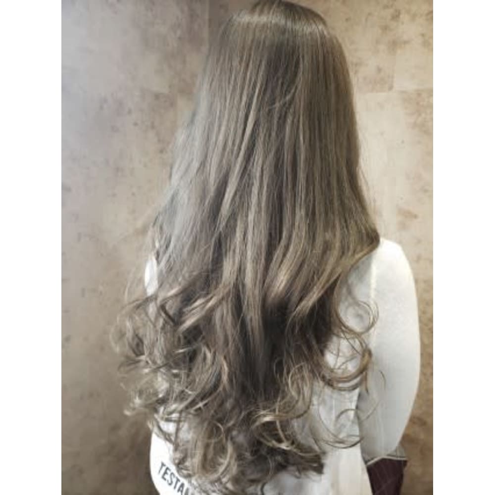 ハイトーングレージュ Anphi 新杉田 アンフィシンスギタ のヘアスタイル 美容院 美容室を予約するなら楽天ビューティ
