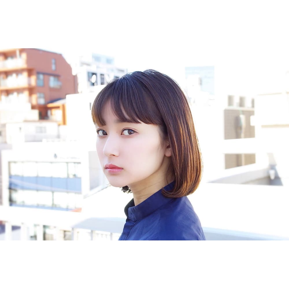 顔を包み込む髪にナチュラルな動きと軽さを出したストレートボブ Que Hair キューヘア のヘアスタイル 美容院 美容室を予約するなら楽天ビューティ