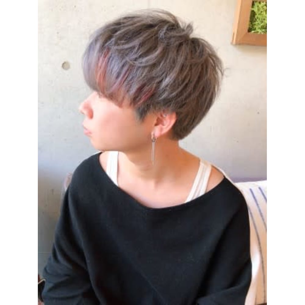 一回ブリーチで グレーカラーとレッドのポイント Emu International 春日部本店 エムインターナショナル のヘアスタイル 美容院 美容室を予約するなら楽天ビューティ